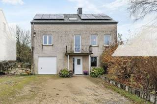 We Invest Sud-Luxembourg vous présente cette superbe villa 4 façades construite en 2003 située dans le village prisé de Marbehan,(commune de Habay)...