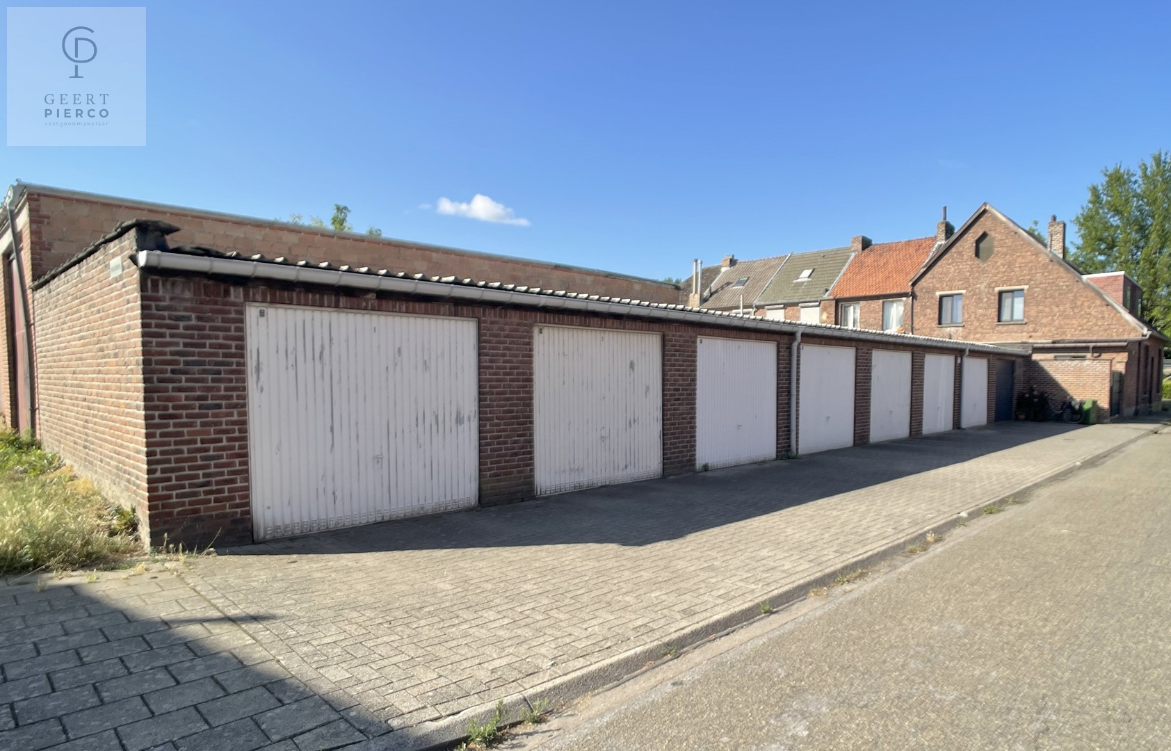Deze opbrengsteigendom voorziet zeven afgesloten garageboxen en één open autostaanplaats. Gelegen te midden van een woonwijk is de huurgarantie bijna een absolute zekerheid! - foto 2