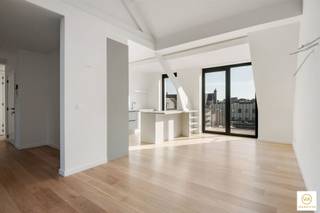 <p><span>In dit majestueuze stadspaleis werden recent 4 luxe appartementen opgericht met een hoogwaardige afwerkingsgraad. De familie Nottebohm gebruikte dit Neoclassistische herenhuis in de 19e eeuw voor hun koloniale handel en wordt nog steeds beschouwd als 1 van de mooiste gebouwen uit de omgeving. Gedurende 4 jaar werd dit pand van kop tot teen volledig gestript met prachtige appartementen als resultaat. Op de hoogste verdieping treffen we dit app. met ca 105m² bew. opp. met 2 volwaardige slkm, een prachtige badkamer, een ruime living met open keuken en een aansluitend terras met mooie gevelbreedte. Onmiddellijk beschikbaar!</span></p>