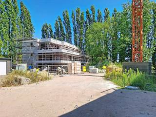 Geniet NU van de BTW-verlaging en bespaar circa 38.000 euro bij aankoop van dit appartement !<br />Residentie Vici is gelegen in de Stationsstraat en residentie B bevat 8 appartementen, gelegen vlakbij de oude spoorwegbedding.<br />Eyecatcher van het project wordt de prachtige groene binnentuin. Centrale ligging in het hart van Sijsele op fiets-en wandelafstand van scholen en supermarkten. <br /><br />Appartement 57B0002 is een mooi 1 kamerappartement op het gelijkvloers. Mooie leefruimte met open keuken, 1 ruime slaapkamer, ingerichte badkamer met douche en lavabomeubel, berging en wc.<br />Zongericht terras van 26 m² en bijkomend privétuintje van 20 m².<br />Zeer energiezuinig met zonnepanelen, lucht-water warmtepomp en vloerverwarming.<br /><br />Dit appartement wordt volledig afgewerkt aangeboden waarbij je zelf nog je eigen afwerking kan kiezen. <br />Bovengrondse garagebox mee aan te kopen. <br /><br />Bij Durabrik ben je zeker van een vaste prijs.<br />Heb je vragen? Contacteer dan je bouwadviseur via 0475 98 89 02 of mail naar vincent.sohier@durabrik.be.<br /><br />Download de brochure via https://durabrik.immo/sijsele-stationsstraat<br />* Beelden en oppervlaktes zijn indicatief.