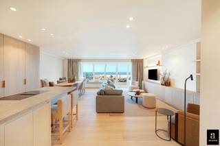 Bel appartement rénové offrant une vue frontale sur la mer, idéalement situé près de la place Rubens.D'une superficie de 130 m², l'appartement...