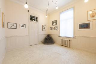 Het <strong>unieke pand gelegen</strong> aan de Sint Amandsstraat 47-49 bevindt zich in het <strong>hart van Roeselare</strong>.<br />Het prachtige pand beschikt aan de voorzijde over een <strong>herenhuis met neoclassicistische elementen</strong>. Een<strong> ruime inkom</strong> geeft aan de rechterzijde toegang tot <strong>het salon met eetplaats</strong> met <strong>art-deco elementen</strong>. Daarachter een<strong> traditionele keuken </strong>met <strong>betegelde wanden en stenen pompbak.</strong> De eerste verdieping bestaat uit <strong>2 ruime kamers</strong>, <strong>2 kleinere kamers</strong> en een toilet. De <strong>zolderverdieping</strong> wordt momenteel gebruikt als <strong>kunstatelier</strong>. Tevens bevindt zich hier een <strong>mezzanine.</strong><br />Een <strong>decoratieve gang</strong> leidt u tot de <strong>moderne toiletten </strong>met een <strong>compacte kitchenette</strong>. Op de verdieping van het tussengebouw beschikt men over <strong>2 ruime kamers </strong>met daarboven de <strong>zolder.</strong><br />Het <strong>voormalige burgerhuis met galerij</strong> werd in ere gehouden doorheen de jaren. De <strong>karaktervolle, achterliggende galerij</strong> werd volledig vernieuwd. De <strong>charme</strong> die dit pand uitstraalt is onnoemelijk. Het biedt tevens mogelijkheden om hier een co-working space in te richten alsook aparte kantoren, ...<br />Achteraan de open ruimte met zijn <strong>verdiepen en gietijzeren zuilen</strong> bevinden zich per verdiep nogmaals aparte vertrekken. Op het gelijkvloers is een mini-keuken voorzien en een technische ruimte. Op de eerste verdieping werd deze ruimte uitgerust met verschillende inbouwkasten. Op de tweede verdieping zorgt de plankenvloer voor authenticiteit. Hier bevindt zich tevens de toegang tot de zolder uitgerust met vaste trap.<br />Naast de galerij bevindt zich een extra <strong>overdekte expositieruimte</strong> over de ganse lengte van de galerij. <br /><br />Een <strong>gezellige binnentuin verwelkomt u in dit uniek pand. </strong><br /><br />Het volledige pand is uitgerust met <strong>centrale verwarming</strong> en is tevens volledig<strong> onderkelderd</strong> wat extra opbergruimte biedt.<br /><br />Voor een afspraak ben ik steeds bereikbaar op het nummer 0475/31 73 07. <br /> 