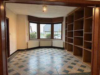 Deze charmante woonwoning beschikt over 3 volwaardige slaapkamers waarvan 1 op de gelijksvloer en een recent vernieuwde keuken. Achteraan bevindt...