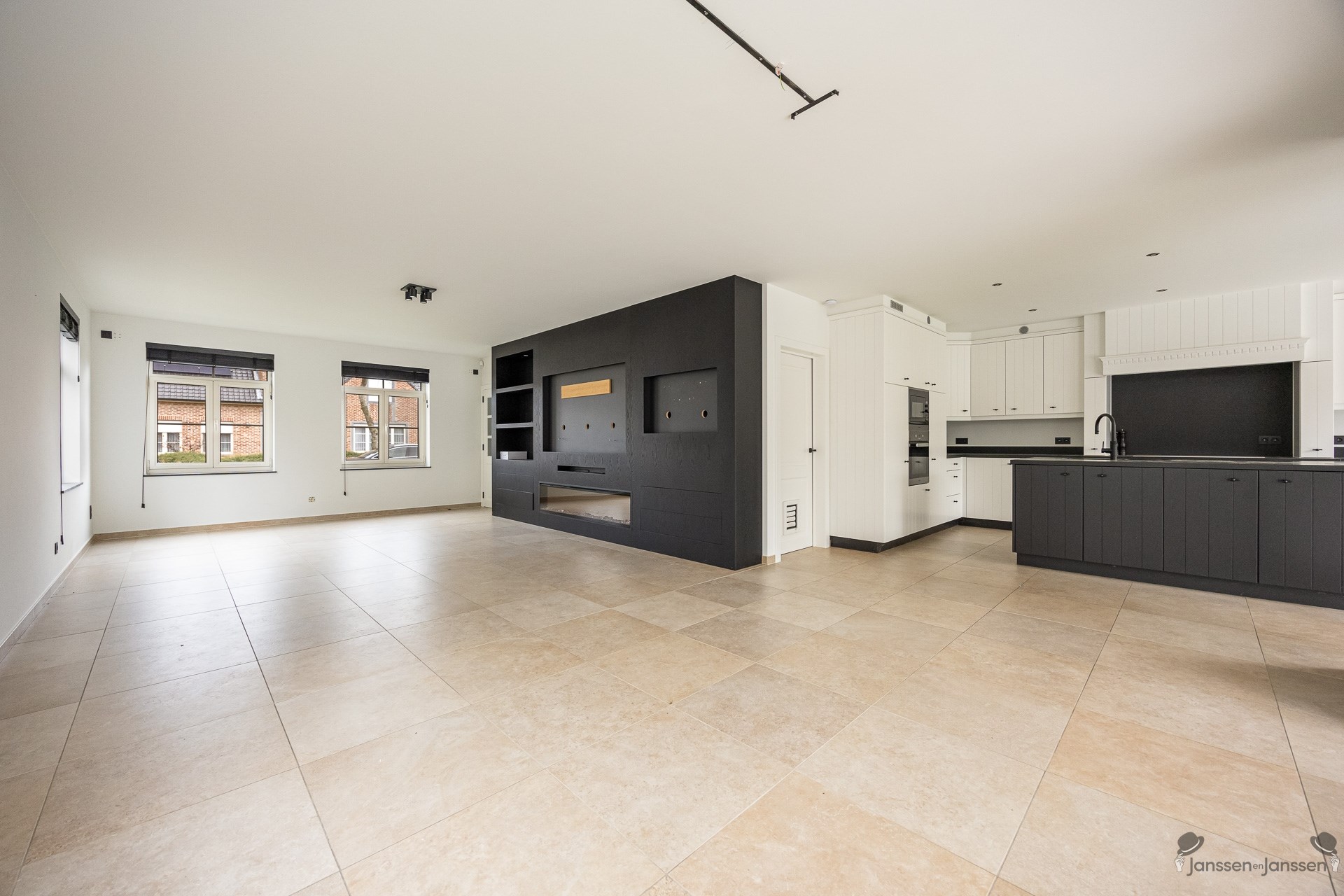 Ruime indrukwekkende gezinswoning met 6 slaapkamers in hartje Sint-Lenaarts. - foto 5