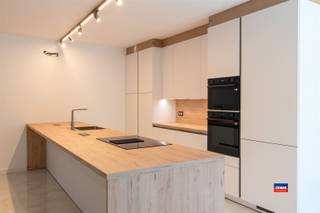 <p><span>PUURS | PRACHTIGE HALFOPEN NIEUWBOUW WONING MET 4 SLAAPKAMERS, 3 BADKAMERS, GROTE TUIN EN INPANDIGE GARAGE | EPC A |</span></p><p><span> </span></p><p><span>Indeling als volgt: gelijkvloers: oprit - garage met automatische sectionale poort - ruime inkomhal - gastentoilet - lichtrijke woonkamer met volledig geïnstalleerde, halfopen keuken - berging met aansluiting wasmachine - mooie tuin met terras. Eerste verdieping: overloop - master bedroom met dressing en badkamer 1 met ligbad, lavabomeubel en toilet - slaapkamer - badkamer 2 met ligbad, lavabo, toilet en aansluiting wasmachine. Tweede verdieping: twee slaapkamers - badkamer 3 met ligbad en dubbele lavabo. </span></p><p><span> </span></p><p><span>Extra troeven:</span></p><p><span>*Bouwvergunning voor zwembad.</span></p><p><span>*Bewoonbare oppervlakte 250m²</span></p><p><span>*Grondoppervlakte 1.000m²</span></p><p><span>*10 Zonnepanelen met batterij 5kW</span></p><p><span>*Vloerverwarming</span></p><p><span>*Aansluiting airco voorzien in woonkamer en slaapkamers</span></p><p><span>*Winterhuis / veranda in de tuin</span></p><p><span>*Elektriciteit / verlichting te bedienen met gsm</span></p><p><span>*Elektrische zonnescreens overal</span></p><p><span>*Ventilatiesysteem type D</span></p><p><span>*Natuurgebied achteraan het perceel</span></p><p><span> </span></p>