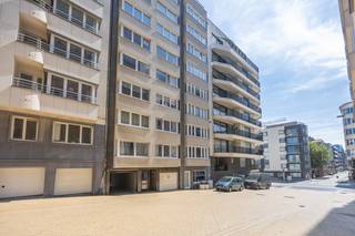 Op zoek naar een gezellige stek aan zee? Ontdek deze mooie, moderne studio op de derde verdieping, ideaal gelegen in het bruisende centrum van Oostende! De studio geniet van aangenaam zijdelings zeezicht en beschikt over een praktische berging. Een extra polyvalente ruimte kan perfect ingericht worden als bureau, slaaphoekje met kinderbedje of extra opbergruimte. Dankzij de uitstekende ligging bevinden het strand, de winkels, restaurants en het openbaar vervoer zich allemaal op wandelafstand. De ideale uitvalsbasis voor een heerlijk vakantieverblijf aan zee! Laat deze kans niet voorbijgaan en plan vandaag nog uw bezoek!