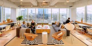 Botanique Tower beschikt over 18 verdiepingen met een totale oppervlakte van 29.871 m² en 221 parking units gesitueerd op gelijksvloer en 3 ondergrondse niveau's. Het gebouw dateert van 1970 en is volledig gerenoveerd in 2004. Belangrijkste kenmerken: - Gordijnwanden met dubbele beglazing - Gecentraliseerd gebouwbeheersysteem - 9 liften - inkomhal in natuursteen - Vrije hoogte: 2,70m. Restaurant op eerste verdieping.<br />Volledig ingericht.<br />Oppervlakte: 400 m².<br />Parking binnen: 2.000 Euro/plaats/jaar (Ratio: +/- 1/135 m²).