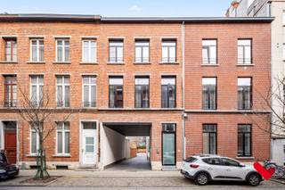 <p>Nieuwe studentenkamer in de vorm van triplex in prestigieus project, Campus Vital. Deze studentenkamer bevindt zich op het eerste verdiep. Men heeft het slaapgedeelte in duplexvorm en de badkamer als benedenverdiep. De kamer is gemeubeld met bed, bureau, koelkast en kleerkast. De verlichting en gordijnen zijn ook reeds voorzien. Er is een grote gemeenschappelijke keuken met verschillende kook vuren, eettafels en tv-hoek. Het gebouw heeft ook een binnenkoer en een overdekte fietsenstalling achteraan.</p>
<p><br />ONMIDDELIJK BESCHIKBAAR TOT EINDE VAN HET HUIDIGE ACADEMIEJAAR!</p>
<p>HUURPRIJS ONDERHANDELBAAR!</p>