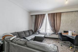 <p><span>Appartement (79 m²) met 2 slaapkamers en terras (3 m²) in Borgerhout.</span></p><p><span> </span></p><p><span>Op deze centrale locatie tussen de Turnhoutsebaan en de Plantin en Moretuslei geniet je van alles wat de stad te bieden heeft, maar bereik je tegelijk de stadsrand en de snelweg in slechts enkele minuten. Aan velo- en openbare vervoersmogelijkheden heb je hier geen gebrek en ook is er een ruim aanbod aan (lokale) winkels en voorzieningen te vinden in de buurt. </span></p><p><span> </span></p><p><span>Het appartement bevindt zich op de derde verdieping van een hoekgebouw van 3 hoog, waarvan het dak conform geïsoleerd is. De vaste kosten bedragen €733/kwartaal en omvatten water, verwarming (op gas met tussenmeters), blokpolis, syndicus en onderhoud van de gemene delen. Er is een conforme lift aanwezig, de elektriciteit is AREI-conform en de ramen beschikken over dubbele PVC-beglazing. </span></p><p><span> </span></p><p><span>Je komt binnen in de hal, die voor de verbinding zorg tussen alle aanwezige ruimtes. Enkele ingemaakte kasten zorgen hier voor extra bergruimte. Aan de voorzijde treffen we de ruime woonkamer (25 m²) en links hiervan een eerste slaapkamer van 18 m². Aan de achterzijde situeren zich de tweede slaapkamer (11 m²) en aparte keuken (7 m²) met basisuitrusting. Van hieruit heb je toegang tot het zuid-georiënteerde terrasje (3 m²). De badkamer (4 m²) is voorzien van een lavabo en douchecabine en biedt ruimte om een wasmachine te plaatsen. De wc is apart.</span></p><p><span> </span></p><p><span>Tot slot staat er nog een privatieve kelderberging ter beschikking. Bewoonbare opp. 79 m² ref.: bruto vloeropp. EPC. Voor meer info of een gratis schatting surf naar </span><span><span>www.hansimmo.be</span></span></p><p><span> </span></p><p><span> </span></p>