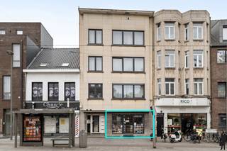 <strong>Verhuurd handelsgelijkvloers + magazijn!</strong><br /><br />Dit ruime appartement op <strong>gelijkvloers </strong>is ideaal gelegen op wandelafstand van <strong>Rivierenhof</strong>, vlak bij invalswegen, openbaar vervoer en winkels.<br />Met zijn<strong> 1 slaapkamer </strong>(mogelijkheid tot tweede), ruime woonkamer en een oppervlakte van ca. 120m² is dit een ideaal appartement op een gunstige ligging.<br /><br />Achteraan kan men genieten van een groene tuin. Momenteel is het appartement verhuurd als handelsgelijkvloers. Achteraan is er een groot magazijn van <strong>ca. 190m²</strong> aanwezig. Veel mogelijkheden voor activiteiten!<br /><br />Indeling:<br />- Inkomhal<br />- Ruime leefruimte met grote raampartijen die zorgen voor veel natuurlijke lichtinval,<br />- Keuken<br />- Badkamer met douche en een wastafel<br />- Slaapkamer 1<br />- Toilet<br />- Tuin met terras<br />- Magazijn van 190m²
