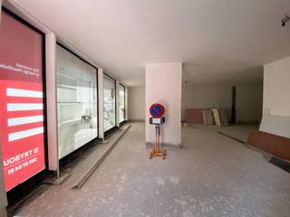Op zoek naar een commerciële ruimte met tal van mogelijkheden op een vlot bereikbare locatie? Deze casco handelsruimte van 119 m² in Houthulst biedt de ideale basis om uw zaak volledig naar eigen wensen en noden in te richten.<br /><br />Dankzij de casco afwerking geniet u van maximale vrijheid bij de inrichting en afwerking van uw winkelruimte of kantoor. De ruimte beschikt over een functionele indeling.<br /><br />Extra troef: garages zijn afzonderlijk beschikbaar aan € 26.000 per garage.<br /><br />Troeven op een rij:<br /><br />Casco handelsruimte van 119m²<br />Vrij in te richten volgens eigen concept<br />Geschikt voor diverse commerciële activiteiten<br />Centrale ligging in Houthulst<br />Garages afzonderlijk te koop aan € 26.000<br /><br />Een uitstekende kans om uw zaak te vestigen op een locatie met potentieel en flexibiliteit.<br /><br />📞 Interesse? Contacteer Thijs, Friedel of Nina:<br />📲 057 22 43 47<br />📧 thijs@grouptrybou.be | friedel@grouptrybou.be | nina@grouptrybou.be