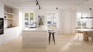EXCLUSIEVE WONING met ZWEMBAD met POOLHOUSE en prachtig zicht op de Dijver en de OLV-kerk.
Deze uitzonderlijke, luxueus afgewerkte woning van maar liefst 324 m2 (bruto oppervlakte) combineert verfijnde architectuur, hoogwaardige materialen en een unieke ligging aan het water. Met 3 mooie slaapkamers, 3 ensuite badkamers, een tuin (51 m2) met privézwembad en poolhouse is dit een woning van een uitzonderlijk niveau.
Op het gelijkvloers bevinden zich de inkomhal met vestiaire, een lichtrijke leefruimte met eetplaats en een volledig uitgeruste open keuken, afgewerkt met onder meer een composieten werkblad en hoogwaardige Miele-toestellen. Dankzij de indrukwekkende raampartij van maar liefst 14 meter geniet u vanuit de leefruimtes van een schitterend zicht op de Dijver. Verder bevinden zich op deze verdieping een ruime slaapkamer met maatkasten en luxueuze ensuite badkamer, een wasplaats, berging en gastentoilet.
De eerste verdieping omvat twee  slaapkamers, elk met een eigen dressing en ensuite badkamer, evenals een afzonderlijk toilet.
Een absolute blikvanger is het zuidgerichte dakterras met privézwembad en poolhouse, aangevuld met een buitendouche en buitentoilet. Hier geniet u in alle privacy van zon, rust en een uniek uitzicht.
De woning wordt afgewerkt met een uitzonderlijk oog voor detail en beschikt onder meer over een privélift, eiken parket, Dark-verlichting, vloerverwarming, airconditioning, warmtepomp, domotica, videoparlofonie, blokkaderdeuren en glazen deuren in stalen kader. Het buitenschrijnwerk wordt vernieuwd en voorzien van hoogrendementsbeglazing. Er is tevens een gemeenschappelijke fietsenberging.
Daarnaast bestaat de mogelijkheid tot aankoop van één of meerdere autostaanplaatsen in het gebouw.
Kopers hebben inspraak in de keuze van de afwerking binnen een ruim voorzien budget, waardoor deze woning volledig naar eigen smaak kan worden afgewerkt.
Een unieke stadswoning die luxe, comfort en exclusiviteit verenigt, op een van de mooiste locaties aan het water.