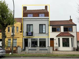 Appartement duplex 2 chambres<br />Appartement duplex aux 1er et 2e étages situé à proximité des commerces, des dunes et à courte distance de la plage. Il comprend deux chambres et une salle de bains moderne avec double lavabo, WC et douche à l’italienne. Espace de vie ouvert avec cuisine équipée. La terrasse est située à l’avant au rez-de-chaussée et peut être utilisée pour vélos, coin lounge ou décoration. Électricité conforme et bâtiment sans amiante.<br /><br />PEB : 238 kWh/(m²/an) – Label C<br />Plus d’infos et documents sur immodepanne.be