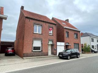 Ruime woning met tuin vlakbij centrumDeze te moderniseren woning bestaat uit inkomhal, ruime leefruimte, keuken, badkamer met toilet, zitbad en...