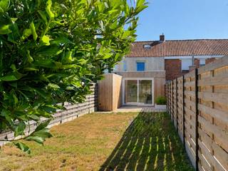 <strong>TOTAAL GERENOVEERDE WONING</strong> met <strong>HOOGWAARDIGE AFWERKING</strong> op een vlot bereikbare ligging nabij het <strong>CENTRUM VAN DEINZE</strong>. Deze totaal gerenoveerde woning bevindt zich in <strong>EEN DOODLOPENDE STRAAT</strong> en combineert hedendaags comfort met een warme en gezellige sfeer. Via de lichtrijke leefruimte komt u terecht in de <strong>STIJLVOLLE NOTELAAR KEUKEN</strong> en een <strong>AANGENAME CONNECTIE NAAR DE DIEPE TUIN</strong> met praktische tuinberging. De woning beschikt over <strong>TWEE SLAAPKAMERS</strong>, en <strong>1 KLEINE KAMER</strong> op het zolderverdiep, en een moderne badkamer, afgewerkt in <strong>MORTEX</strong>, is voorzien van een <strong>ELEGANTE INLOOPDOUCHE</strong>. <strong>GROTE RAAMPARTIJEN</strong> zorgen doorheen de woning voor een <strong>OVERVLOED AAN NATUURLIJK LICHT</strong>. De <strong>STRAKKE BETONVLOER</strong> op het gelijkvloers en de <strong>KWALITATIEVE LAMINAATVLOEREN</strong> op de verdieping versterken de moderne en tijdloze uitstraling. Dankzij de centrale ligging bevinden winkels, scholen, openbaar vervoer en andere voorzieningen zich op wandel- en fietsafstand. Bovendien <strong>VLOT VERBONDEN MET DE E17 RICHTING KORTRIJK EN GENT.</strong><br /><br />Adres: Koningin Astridstraat 110 te Deinze<br /><br />Geen renovatieplicht van toepassing; P-score: C, G-score: C; Bestuursmaatregelen in maatregelenregister: neen.