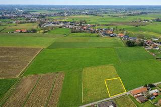 Bent u op zoek naar een uitzonderlijk stuk grond om uw droomwoning te realiseren? Dan is dit unieke perceel precies wat u zoekt. Met een totale oppervlakte van 959 m² bouwgrond, geniet u hier van ruimte, rust en prachtige landelijke vergezichten.<br /><br />Het perceel is bestemd voor de bouw van een alleenstaande nieuwbouwvilla. De bouwmogelijkheden laten een bouwdiepte van 20 meter toe bij één bouwlaag. Kiest u voor een woning met twee bouwlagen, dan bedraagt de maximale bouwdiepte 15 meter op het gelijkvloers en 12 meter op de verdieping.<br /><br />Dankzij de combinatie van bouwgrond met achterliggend agrarisch gebied biedt deze eigendom een bijzonder open en groen karakter, ideaal voor wie houdt van privacy, natuur en een landelijke woonomgeving.<br /><br />Een zeldzame opportuniteit voor wie ruim en rustig wil wonen, met alle mogelijkheden om een prachtige villa te realiseren op een unieke locatie.<br /><br />OU28644