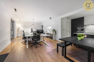 Een perfecte plek voor uw onderneming waar visibiliteit, modern comfort en duurzaamheid samenkomen? Dit instapklare gelijkvloers pand uit 2021...