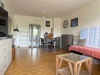 Dit lichtrijke appartement is gelegen op een uiterst centrale, maar toch rustige en groene locatie, met een vlotte verbinding naar de op- en afrit van de Kleine Bareel. Winkels, supermarkten, openbaar vervoer en scholen op wandelafstand!<br /><br />Via de inkomhal met ingemaakte kasten komt u in de gezellige leefruimte, afgewerkt met een warme blokjesparketvloer. Dankzij het grote schuifraam geniet u van een aangename lichtinval en heeft u rechtstreeks toegang tot het terras, waar u uitkijkt op een prachtig groen decor. Aansluitend bevindt zich de keuken. Verder beschikt het appartement over <strong>twee volwaardige slaapkamers </strong>van respectievelijk 10 m² en 11 m², een badkamer met enkele wastafel en douche, en een apart toilet met handenwasser.<br /><br /><strong>Verkoopprijs inclusief staanplaats en kelderberging! Gunstig EPC en asbestveilig!!</strong><br />Het appartement is op heden verhuurd aan een zeer stabiele huurder wat het ook uiterst interessant maakt als investering.<br /><br />Bent u op zoek naar een lichtrijk appartement met een groene, rustige ligging en een uitstekende bereikbaarheid? Neem dan vrijblijvend contact met ons op via tel: 03 636 47 47 voor meer informatie of een bezoek ter plaatse.