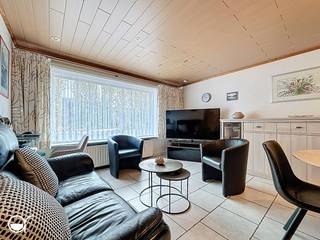 Welkom in de Jan Zonder Vreesstraat 24, een rustige maar centrale ligging in 9000 Gent. Dit appartement biedt een ideale combinatie van wooncomfort, en een uitstekende bereikbaarheid.<br /><br />Bij het binnenkomen word je verwelkomd door een ruime leefruimte met grote ramen die zorgen voor een aangename lichtinval doorheen de dag. De aangrenzende keuken is praktisch ingericht en biedt alle comfort voor dagelijks gebruik.<br /><br />Het appartement beschikt over twee volwaardige slaapkamers, ideaal voor koppels, jonge gezinnen, thuiswerkers of investeerders. De badkamer is netjes en voorzien van alle nodige faciliteiten.<br /><br />Een mogelijkheid als extra aankoop en een groot pluspunt is de privatieve garage, een absolute meerwaarde in deze buurt waar parkeergelegenheid schaars is. Daarnaast is er ook een handige privéberging, perfect voor het stockeren van seizoensmateriaal of extra huishoudspullen.<br /><br />De locatie is een echte troef: op wandelafstand van winkels, openbaar vervoer, scholen en het bruisende stadscentrum van Gent. Toch geniet je hier van een rustige woonomgeving, weg van de drukte.<br /><br />Dit appartement is ideaal voor wie op zoek is naar een comfortabele woonplek op een geliefde locatie of voor investeerders die een zorgeloze verhuur wensen.<br /><br />Een bezoek inplannen kan via de knop "bezoeken".<br /><br />Wil je graag meer informatie? Aarzel niet om contact op te nemen.