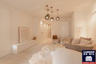 Prachtig vernieuwd appartement met stadstuin en overdekt terras op een rustige, doch centrale ligging te Knokke. Indeling : Inkomhal met vestiaire...