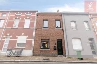 Bent u op zoek naar een woning met ruimte en een uitstekende ligging? Dan is deze ruime gezinswoning in Aalst absoluut een bezoek waard.<br /><br />Met een bewoonbare oppervlakte van maar liefst 162 m² biedt deze woning alle ruimte die een gezin nodig heeft. De woning beschikt over vier volwaardige slaapkamers, een lichtrijke leefruimte en een open keuken die naadloos aansluit op het woongedeelte. Dankzij deze open indeling geniet u van een aangename woonbeleving en veranda met een optimaal contact met de tuin.<br /><br />Achteraan bevindt zich een grote, zonnige tuin, de ideale plek voor spelende kinderen, gezellige familiemomenten of gewoon om in alle rust van het buitenleven te genieten.<br /><br />Samengevat:<br />✔ Bewoonbare oppervlakte van 162 m²<br />✔ 4 slaapkamers<br />✔ Ruime leefruimte<br />✔ Open keuken<br />✔ Grote tuin<br />✔ Ideaal voor gezinnen<br />✔ Vlot bereikbare ligging in Aalst<br />✔ Woning met veel potentieel<br /><br />Een ideale gezinswoning op een gegeerde locatie waar ruimte en wooncomfort centraal staan.