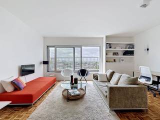 The apartment on the 9th floor can be reached by elevator and has the following layout:- entrance hall with built-in storage solution. On top of...