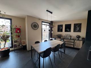 <p>Aan de rand van het <strong>centrum van Ninove</strong> bevindt zich dit <strong>prachtige en ruime appartement</strong> in residentie Roxy. Het appartement is gelegen aan de <strong>voorzijde van het gebouw</strong> en beschikt over een aangenaam <strong>zuidgericht terras</strong>, waar men volop kan genieten van <strong>natuurlijk licht</strong> en buitenruimte.</p><p></p><p>We betreden het appartement rechtstreeks in de <strong>ruime en lichtrijke leefruimte</strong> met <strong>open keuken</strong>. De keuken is <strong>volledig geïnstalleerd</strong> en voorzien van alle nodige apparatuur. Aansluitend bevindt zich een <strong>grote, praktische berging</strong> die extra comfort en opbergruimte biedt. Via het grote schuifraam krijgt men toegang tot het <strong>zuidgerichte terras</strong>.</p><p></p><p>Via de nachthal bereiken we de overige ruimtes van het appartement. Deze omvatten <strong>twee ruime slaapkamers</strong>, een <strong>apart toilet</strong> en een <strong>moderne badkamer</strong> met <strong>inloopdouche</strong> en dubbele lavabo.</p><p></p><p>Daarnaast is er een <strong>staanplaats inbegrepen in de huurprijs</strong> en kunnen fietsen worden geplaatst in de <strong>gemeenschappelijke fietsenstalling</strong> op het gelijkvloers.</p><p>Een belangrijke troef van dit appartement is dat de huurprijs <strong>bijzonder veel omvat</strong>. Zo zijn niet alleen de <strong>gemeenschappelijke kosten inbegrepen</strong>, maar ook het <strong>onderhoud</strong> en <strong>alle herstellingen</strong>, zelfs deze die wettelijk gezien normaal ten laste van de huurder zouden vallen. Enkel de individuele nutsvoorzieningen zijn niet inbegrepen. Dankzij de <strong>energiezuinige aard</strong> van het appartement blijft het verbruik echter <strong>zeer beperkt</strong>.</p><p></p><p>De huurprijs bedraagt <strong>€1.100 per maand</strong>, vermeerderd met <strong>€100 voor de inbegrepen kosten en diensten</strong>. De beschikbaarheid is <strong>in onderling overleg</strong>.</p>