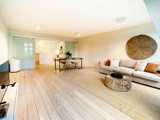 Gelegen op de prestigieuze Waterloolaan, vlakbij de Louizalaan en het Egmontpark, gemeubeld appartement met één slaapkamer met een bruto oppervlakte volgens EPC van ± 118 m².<br /><br />Het appartement gelegen op de derde verdieping van een “Neo-Renaissance” geïnspireerd herenhuis komt uit op een inkomhal met vestiaire en gastentoilet en leidt naar de enorme leefruimte bestaande uit een “Bulthaup” keuken ingericht met een aanrecht/lunchruimte en strekt zich uit tot de woonkamer en eetkamer. Aan de nachtzijde een grote slaapkamer met ingebouwde kasten en een badkamer met inloopdouche, ligbad en apart toilet. Een ingerichte wasruimte maakt het pakket compleet.<br /><br />Andere: Uitgeruste wasruimte, individuele verwarming, gemeenschappelijke lasten 200 EUR. EPC: E<br /><br />Waterloolaan staat bekend om zijn grote merkwinkels. Op een steenworp afstand van bioscopen, restaurants en openbaar vervoer, is het ideaal gelegen tussen het stadscentrum en de Louizalaan.<br /><br />Voor meer informatie kunt u contact opnemen met Laurence Ballaux op +32 (0) 2 640 08 01.