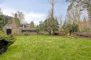 Langs de Maalse Steenweg bevindt zich dit verrassend ruim (378m² bewoonbare oppervlakte), polyvalent huis (°1976 - EPC 249) op een perceel van 956m² te koop. Dit vrijstaand huis te koop biedt u naast een interessante (commerciële) ligging te Sint-Kruis (Brugge) tevens een lichtrijke woonkamer, polyvalente gelijkvloers (praktijkmogelijkheid, co-housing, kangoeroewoning...), 4 slaapkamers, dakterras, bureau, dubbele/inpandige garage, privatieve oprit voor enkele wagens aan.Indeling (circa 378m² bewoonbare oppervlakte):Gelijkvloers (circa 214m²):- Afzonderlijke inkomdeur tot deze polyvalente verdieping met mogelijkheid voor praktijk, co-housing, kangoeroewoonst, opslag...;- dubbele, inpandige garage + privatieve oprit met plaats voor enkele wagens;- perceel van 956m² met groen uitzicht.Eerste verdieping (circa 164m²) toegankelijk via afzonderlijke inkomdeur:- Inkomhal met gastentoilet;- ruime, zonovergoten woonkamer voorzien van grote raampartijen, die u een uitzicht op groen / Ryckeveldebos biedt;- leefkeuken met praktische berging aansluitend;- 4 slaapkamers;- badkamer voorzien van ligbad, douche, dubbele lavabo in meubel;- bureau;- zonnig dakterras.