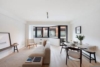 Dit appartement is gelegen nabij de Zeedijk, het strand en de winkels.<br />Ideaal als investering, startersappartement of tweede verblijf aan zee.<br /><br />Dit volledig vernieuwd appartement (zowel privatief als gemeenschappelijk) heeft volgende indeling:<br />Inkomhal, lichtrijke leefruimte, modern ingerichte keuken, 2 slaapkamers, een badkamer en een privatieve kelderberging.<br /><br />Extra troeven: Vloerverwarming, warmtepomp en zonnepanelen (lage energiekosten).<br />LABEL A - vernieuwbouw, volledig vernieuwd appartement en appartemensgebouw.<br />Fiscaal voordeel: Verkoop onder registratierechten (geen BTW).<br />Uitstekend huurpotentieel. <br /><br />Info en bezoek bel Andries De Leyn 0472 53 66 09