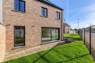 <p><span><span><strong>TE KOOP: Moderne nieuwbouwwoning met 3 slaapkamers in Geetbets!</strong></span></span></p><p><span><span>Ontdek deze ruime en hedendaagse nieuwbouwwoning, gelegen op de hoek van de Kolkstraat en de Steenweg op Kortenaken in Geetbets. Deze halfopen bebouwing maakt deel uit van een kleinschalig woonproject van vier koppelwoningen, gebouwd volgens de huidige normen en met oog voor comfort, energiezuinigheid en kwaliteit.</span></span></p><p><span><span>De woning bevindt zich op wandelafstand van het centrum van Geetbets, waar alle nodige voorzieningen zoals winkels, scholen en openbaar vervoer vlot bereikbaar zijn. Dankzij de doordachte indeling, grote woonoppervlakte en hoogwaardige afwerking is deze woning ideaal voor gezinnen of wie op zoek is naar extra ruimte.</span></span></p><p><span><span><strong>Ligging:</strong></span></span></p><p><span><span>Deze halfopen bebouwing is gelegen in een aangename en goed bereikbare buurt in Geetbets. De centrale ligging zorgt voor een vlotte verbinding met omliggende gemeenten, terwijl je toch geniet van een rustige woonomgeving. Alle dagelijkse voorzieningen bevinden zich op wandelafstand, wat deze locatie bijzonder praktisch maakt.</span></span></p><p><span><span><strong>Indeling:</strong></span></span></p><p><span><span>Gelijkvloers: Inkomhal met apart gastentoilet, lichtrijke woonkamer met eethoek, open keuken (De keuken wordt niet geplaatst, zodat u deze volledig naar eigen smaak en budget kan inrichten), aansluitende berging met achterdeur naar de tuin en inpandige garage.</span></span></p><p><span><span>Eerste verdieping: Nachthal, drie volwaardige slaapkamers, twee badkamers en een extra berging.</span></span></p><p><span><span>Zolderverdieping: Volwaardige zolder bereikbaar via vaste trap, met mogelijkheid tot het creëren van één of twee extra slaapkamers of een bureau.</span></span></p><p><span><span>Tuin &amp; Terras:<strong> </strong>Aangelegde tuin met terras van 26 m², ideaal om in alle rust te genieten.</span></span></p><p><span><span>Deze woning wordt volledig afgewerkt, exclusief keuken.</span></span></p><p><span><span><strong>Troeven:</strong></span></span></p><ul><li><span><span>Nieuwbouwproject!</span></span></li><li><span><span>Zonnepanelen!</span></span></li><li><span><span>Warmtepomp met vloerverwarming over heel de woning!</span></span></li><li><span><span>Ruime en praktische indeling!</span></span></li><li><span><span>Mogelijkheid tot extra slaapkamers/bureau!</span></span></li><li><span><span>Inpandige garage</span></span></li><li><span><span>Centrale ligging nabij centrum!</span></span></li><li><span><span>Ideaal voor gezinnen!</span></span></li><li><span><span>Triple glas met Argon!</span></span></li><li><span><span>Lage E-peil waardoor je de eerste 5 jaar geen KI betaald!</span></span></li></ul><p><span><span><strong>EPB-plichtig</strong></span></span></p><p><span><span><strong>G-score: onbekend</strong></span></span><br /><span><span><strong>P-score: C</strong></span></span><br /><span><span><strong>Stedenbouwkundige info: woongebied – bouwvergunning – geen voorkooprecht </strong></span></span><br /><span><span><strong>Beschikbaar bij akte.</strong></span></span></p>