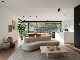 <p>Deze prachtige woning ligt op de grens van Edegem en Hove en werd door de huidige eigenaars recent gerenoveerd met een duidelijke klemtoon op gebruikte materialen, contact met de tuin en energetische prestaties. Het resultaat werd dan ook een pareltje waar esthetiek en wooncomfort hand in hand gaan. Technisch staat het huis uiteraard volledig op punt – conforme EK, handige domotica, zonnepanelen, vloerverwarming, warmtepompen, mooi EPC, asbestvrij, enz… De woning komt mooi gedocumenteerd. Indeling:</p>
<p>Benedenverdieping:</p>
<p>Ruime, lichte inkomhalhal met ingebouwde vestiaire en gastentoilet. Zeer ruime en open woonkamer en keuken (op knappe polybeton), ingericht met de meest moderne toestellen en kwalitatieve materialen. Voorzien van airco en vloerverwarming. Fantastische lichtinval dankzij grote raampartijen die toegang bieden naar de perfect georiënteerde tuin en terras. Grote garage met extra opbergruimte.</p>
<p>Eerste verdieping:</p>
<p>Master met ensuite badkamer voorzien van een ligbad. Extra douchekamer, toilet en drie ruime slaapkamers. Open ruimte op overloop. Alle kamers zijn voorzien van airco.</p>
<p>Tweede verdieping:</p>
<p>Twee ruime slaapkamers plus een extra ruimte, momenteel gebruikt als bureel. Kwalitatieve ingemaakte kasten, bedden en bureau's.</p>
<p>Kelder:</p>
<p>De droge kelder van zo'n 80m² groot is opgedeeld in vier ruimtes en is ideaal als wasplaats en opbergruimte.</p>
<p>Plannen en documentatie te vinden op www.reds.be. Voor meer informatie of een bezichtiging, neem gerust contact op met Daniël via mail (daniel@reds.be) of telefoon (0475.25.30.64).</p>