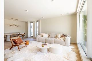 Dit hoogwaardig afgewerkte appartement maakt deel uit van het prestigieuze nieuwbouwproject AQUILO, gelegen in het stijlvolle en rustige Sint-Idesbald. Hier komen modern comfort en verfijnde architectuur samen op een unieke locatie aan de Belgische kust.<br /><br />Dankzij individuele zonnepanelen, een geavanceerd ventilatiesysteem (type D), doorgedreven isolatie en een warmtepomp, voldoet dit appartement aan de strengste normen op vlak van energiezuinigheid. De royale oppervlaktes versterken het gevoel van luxe en ruimte.<br /><br />Indeling (volgens plan):<br />Inkom met toilet en berging, lichtrijke leefruimte met open keuken, 2 slaapkamers met elk zijn eigen badkamer, terras en ruime zolderberging.<br /><br />Afmetingen:<br />- Oppervlakte appartement: 132,90 m²<br />- Oppervlakte terras: 19,71 m²<br />- Oppervlakte zolderberging: 22,52 m²<br /><br />Extra’s:<br />Aankoop van een ondergrondse parkeerplaats en kelderberging is verplicht, maar niet inbegrepen in de vermelde prijs.<br /><br />Dit is een unieke kans om te wonen in een exclusieve setting in het hart van Sint-Idesbald. Wenst u meer informatie of een bezoek aan het ingericht modelappartement?<br />Neem vrijblijvend contact met ons op via 050 66 00 00 of louna@found-baker.com