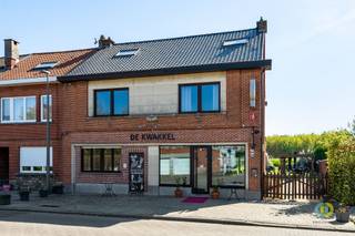<p><span>In een levendige buurt van Koningslo bevindt zich deze veelzijdige handelswoning met woonst boven de zaak. Op het gelijkvloers bevindt zich een gezellige en volledig ingerichte restauratiezaal met open bar, een functionele keuken en praktische sanitaire voorzieningen. De indeling is logisch en efficiënt. Een grote troef is de directe verbinding vanuit de zaal naar het zonnige terras en de aangelegde tuin, wat niet alleen extra capaciteit biedt maar ook zorgt voor een aangename beleving voor de klanten. Boven de zaak bevindt zich de woonst die alle nodige comfort biedt voor de uitbater en bestaat uit drie volwaardige kamers, een keuken en een badkamer met douche. Daarnaast is er een zeer ruime zolder bereikbaar via een vaste trap die nog volledig kan worden ingericht als extra leefruimte, afhankelijk van de noden. Het gebouw werd doorheen de jaren zorgvuldig onderhouden en verkeert in goede algemene staat en met een EPC-score D voldoet het aan de huidige energetische normen. Een belangrijk pluspunt is dat het pand recent opnieuw werd verhuurd met een handelshuurcontract van 9 jaar, waardoor het rendement reeds verzekerd is vanaf dag één. Dit maakt deze eigendom bijzonder interessant als investering. Samengevat betreft het een handelspand met horecazaak, woonst, tuin en terras in Koningslo, ideaal voor investeerders of ondernemers die op zoek zijn naar zekerheid, stabiliteit en toekomstgericht potentieel.</span><span> </span></p>