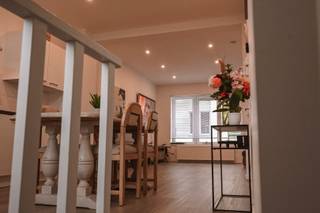 In de mooie Bel-époque wijk te Oostende, op boogscheut shopping, strand en openbaar vervoer vindt u dit compleet gerenoveerd duplex appartement...
