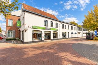 <h1><span>Commercieel pand met 50 meter straatbreedte en ruim te renoveren appartement in Hamme</span></h1><h1><span> </span></h1><p><span>Op zoek naar een veelzijdig vastgoedproject met tal van mogelijkheden?</span><span> Dit commercieel pand op een strategische locatie nabij het centrum van Hamme biedt een uitzonderlijke opportuniteit voor ondernemers, investeerders en projectontwikkelaars.</span></p><p><span>Met maar liefst </span><span>50 meter straatbreedte</span><span> en een bruto vloeroppervlakte van circa </span><span>500 m² volgens het EPC (excl. het appartement) </span><span>leent dit pand zich uitstekend voor een nieuwe handelszaak, de combinatie van wonen en werken of een project met mogelijkheden voor appartementsbouw, mits de nodige vergunningen.</span></p><h3><span> </span></h3><p><span>Op het gelijkvloers bevindt zich een commercieel handelsgedeelte met inkomhal, etalageruimte en kassatoog. Het pand deed jarenlang dienst als succesvolle elektrozaak en biedt dankzij de ruime indeling diverse mogelijkheden voor uiteenlopende commerciële activiteiten.</span></p><p><span>Achteraan bevindt zich een zeer ruim magazijn met werkruimte, voorzien van een aparte toegang. Dit biedt extra mogelijkheden voor opslag, atelier of andere professionele activiteiten.</span></p><p><span>Op de bovenliggende verdieping vinden we een bijzonder ruim appartement dat volledig gerenoveerd dient te worden. Hier kan je een woonst creëren die volledig aansluit bij jouw eigen wensen en plannen.</span></p><p><span> </span></p><h3><span>De troeven</span><span>:</span></h3><ul><li><span>50 meter straatbreedte</span><span> met tal van ontwikkelingsmogelijkheden</span></li><li><span>Zeer groot magazijn met werkruimte en aparte toegang</span></li><li><span>Interessant voor ondernemers, investeerders en projectontwikkelaars</span></li><li><span>Gelegen nabij het commerciële centrum van Hamme</span></li><li><span>Winkels zoals Delhaize, Action, JYSK, Kruidvat en Aldi bevinden zich in de nabije omgeving</span></li></ul><p><span> </span></p><h3><span>Een opportuniteit met potentieel!</span></h3><p><span>Dankzij de uitzonderlijke straatbreedte, de ruime oppervlakte en de combinatie van handelsruimte, magazijn en appartement biedt dit pand heel wat mogelijkheden. Of je nu jouw eigen zaak wil uitbouwen, wonen en werken wil combineren of een toekomstgericht vastgoedproject voor ogen hebt, dit pand is zeker een bezoek waard.</span></p><p><span>Interesse in deze opportuniteit? Contacteer </span><span>Immo Twins</span><span> vandaag nog voor meer informatie of een bezoek ter plaatse.</span></p><p><span>Contact T. 052 55 55 55 - info@immotwins.be </span></p><p><span> </span></p>