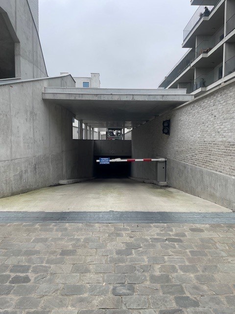 TE HUUR ONDERGRONDSE AUTOSTAANPLAATS - foto 2