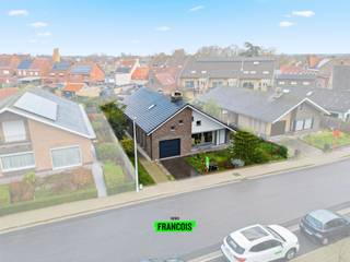 In een rustige straat in Poperinge, op slechts 400 meter van de Grote Markt, bevindt zich deze charmante bungalow. De woning werd degelijk...