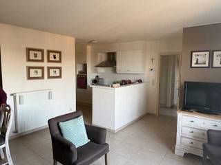 Dit charmante appartement, gelegen in Sleidinge, biedt een aangename woonervaring met twee slaapkamers .De leefruimte baadt in natuurlijk licht en...