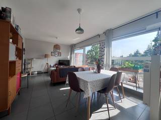 Ben je op zoek naar een comfortabel en lichtrijk appartement met een centrale ligging? Dan is dit instapklaar appartement op het eerste verdiep...
