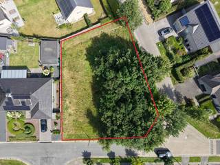 Bouwgrond voor het realiseren van een ééngezinswoning.Gelegen in een rustige omgeving in de nabijheid van de dorpskern.Voorschriften in de bijlage...