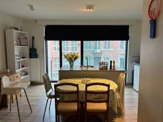 <p><span>Appartement récent au centre de Brasschaat</span></p><p><span> </span></p><p><span>Cet appartement à haut rendement énergétique est situé au deuxième étage, en face de l'hôtel de ville de Brasschaat.</span></p><p><span> </span></p><p><span>L'appartement est composé d'un séjour lumineux et d'une cuisine ouverte avec plan de travail en granit, lave-vaisselle, plaques de cuisson en céramique et beaucoup d'espace de rangement. A côté se trouve un coin nuit séparé par une cloison fixe. La salle de bains est équipée d'une douche, d'un lavabo et de toilettes.</span></p><p><span>L'ensemble de l'appartement est recouvert d'un parquet élégant. </span></p><p><span> </span></p><p><span> </span></p><p><span>- ascenseur</span></p><p><span>- 2 panneaux solaires individuels</span></p><p><span>- balcon</span></p><p><span>- vidéophone</span></p><p><span>- rangement dans la cave</span></p><p><span> </span></p><p><span> </span></p>