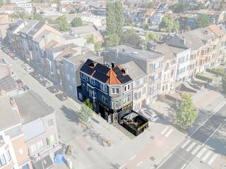 <p><strong>Vilvoorde: handels gelijkvloers met terras en woonst te koop </strong></p><p>Deze instapklare opbrengsteigendom biedt een uitstekende investeringskans in het hart van Vilvoorde. Het pand bestaat uit een handelsgelijkvloers met terras en meerdere wooneenheden, allen in goede staat van onderhoud. Dankzij de huidige volledige verhuring geniet de koper van directe opbrengsten vanaf dag één. Het pand werd gebouwd in 1936 maar werd zorgvuldig onderhouden en heeft een conforme de elektrische installatie.</p><p>Gelegen op de Hendrik I Lei, vlakbij scholen, openbaar vervoer, het station van Vilvoorde en diverse invalswegen. Ook winkels en andere faciliteiten bevinden zich op wandelafstand, wat de visibiliteit én bereikbaarheid van het handelspand aanzienlijk verhoogt.</p><p>De woning beschikt over een EPC-score C. Er is centrale verwarming op gas aanwezig met condensatieketels en superisolerend glas.</p><p><strong>Indeling:</strong></p><p>Het pand omvat onder meer een handelsruimte van 65 m² met keramische tegelvloer, een terras, een ruime keuken, een berging en een toilet. Het woongedeelte bevat <span>twee leefruimtes en keukens, </span>twee badkamers, twee toiletten en twee slaapkamers (18 m² en 11 m²), verdeeld over meerdere verdiepingen. Elke ruimte is goed onderhouden en voorzien van comfort zoals laminaatvloeren, moderne afwerking en superisolerend glas.</p><p><strong>Troeven:</strong></p><ul><li>Volledig verhuurd opbrengsteigendom.</li><li>Instapklaar handelspand met terras.</li><li>Uitstekende centrale ligging nabij station, winkels en scholen.</li><li>Elektrische keuring conform.</li><li>Goed onderhouden met moderne afwerking.</li><li>Ideaal voor investeerders of zelfstandigen.</li></ul><p><strong>Meer info? Conta</strong></p>