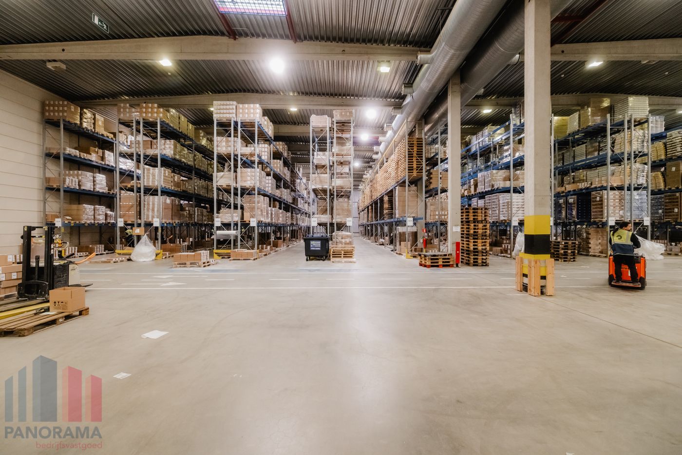Logistics warehouse in a prime location along the A12 with direct access to the E19. - photo 4