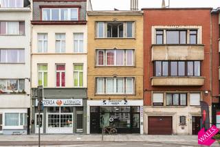 Centraal gelegen handelszaak met goed rendementHet gebouw is ideaal gelegen aan de vernieuwde leien vlak aan de bekende ‘Paardenmarkt’. Een leuke mix...