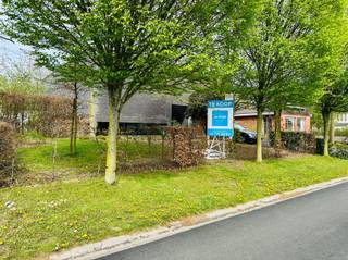 Deze exclusieve, moderne woning (bouwjaar 2010) combineert hoogwaardige afwerking met een uitzonderlijk gevoel van ruimte en licht. Dankzij de hoge plafonds, grote raampartijen en doordachte architectuur geniet u hier van een unieke woonbeleving. Bovendien is de woning volledig instapklaar.U betreedt de woning via een stijlvolle glazen deur die uitgeeft op een indrukwekkende inkomhal met extra hoog plafond. Hier bevinden zich een gastentoilet met handenwasser en een ingemaakte vestiairekast.De leefruimte vormt het absolute pronkstuk van de woning. De uitzonderlijke plafondhoogte en de naadloze overgang naar het overdekte terras creëren een luxueus gevoel. Dankzij de doorlopende vloer vloeien binnen- en buitenruimte harmonieus in elkaar over, ideaal voor wie houdt van openheid en licht. De volledig geïnstalleerde keuken is uitgerust met kwalitatieve toestellen en sluit perfect aan op de leefruimte. Aansluitend vindt u een praktische bergruimte met rechtstreekse toegang tot de tuin en de dubbele inpandige garage. De aangelegde tuin is een oase van rust en privacy, waar u in alle comfort kan genieten van het groen, gezellige diners of zonnige dagen. Op de eerste verdieping zorgt de strakke nachthal voor een elegant en open karakter. De master bedroom biedt een prachtig zicht op de tuin en wordt aangevuld met een dressing. Verder beschikt de woning over een luxueus ingerichte badkamer en een tweede volwaardige slaapkamer. Op de nachthal is er bovendien ruimte voorzien voor een bureauhoek of thuiswerkplek.Deze woning is de perfecte combinatie van design, comfort en functionaliteit, en biedt alles wat u mag verwachten van hedendaags wonen op topniveau.Interesse? Aarzel dan zeker niet ons te contacteren. Tot snel! (G-score: A/ P-score/ D)