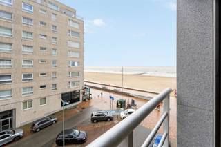 <p><span>Zuid-west geörienteerd 2-slaapkamerappartement met zijdelings zeezicht in de gunstig gelegen residentie California op de zeedijk van Wenduine. </span></p><p><span>Zoekt u een leuk investeringspand die u volledig naar eigen smaak kan inrichten of renoveren, dan is dit het ideale appartement voor u.</span></p><p><span>De leefruimte heeft een mooie oppervlakte en biedt een wijds zicht op zee. </span></p><p><span>In de afzonderlijke keuken vinden we bergkasten en losse elektrische toestellen. </span></p><p><span>De keuken en woonkamer kunnen worden geïntegreerd indien dit uw voorkeur geniet. </span></p><p><span>De ruime hal is afgewerkt met ingemaakte kasten en leidt ons richting de slaapkamers en de badkamer. </span></p><p><span>Er zijn 2 ruime slaapkamers waarvan 1 is ingericht met ingemaakte kasten en een tweepersoonsbed en de andere slaapkamer met een zetelbed en grote kleerkast. </span></p><p><span>In de badkamer vinden we een ligbad met douche, lavabo en bidet. </span></p><p><span>Het appartement beschikt over een afzonderlijk toilet. </span></p><p><span>De houten raamprofielen zijn voorzien van dubbele beglazing. </span></p><p><span>Het appartement wordt elektrisch verwarmd. </span></p><p><span>Dit goed onderhouden appartement met een mooie oppervlakte biedt u vele mogelijkheden. </span></p><p><span>De Van Gansberghe helling is uniek in zijn soort door zijn breedte wat zorgt voor meer privacy, zon en zicht. </span></p><p><span>De voorgevel van de residentie is recent volledig vernieuwd.</span></p><p><span>Het gebouw beschikt over een ruime fietsenstalling, huisvuillokaal en een tweede ingang via de square. </span></p><p><span> </span></p>