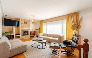 Deze eigendom is gelegen in hartje Roeselare met name in de Désiré Mergaertstraat 36 en dit op een perceel grond van 233 m². U beschikt over een ZEER RUIME EN PERFECT ONDERHOUDEN WONING (totaalrenovatie 1993) alsook een RUIME LOODS 100 m² met mogelijkheid tot aankoop van een tweede garage (toegang achterom). Dit alles geniet een CENTRALE LIGGING op wandelafstand van het stadscentrum, bakker, slager, winkels, scholen en openbaar vervoer enz...<br /><br />PLUSPUNTEN:<br />* CENTRALE LIGGING<br />* GEEN RENOVATIEPLICHT C-LABEL <br />* CONFORME ELEKTRISCHE KEURING TOT 2048<br />* RUIME EN HOOGWAARDIGE AFGEWERKTE WOONST | 100 m² LOODS <br />* CENTRALE VERWARMING GAS 2021 | DUBBELE BEGLAZING PVC + ROLLUIKEN <br />* MOGELIJKHEID TOT AANKOOP VAN EEN 2DE GARAGE + RECHT VAN DOORGANG € 25.000,00<br /><br />INTERIEUR:<br />U komt binnen via de inkomhall met directe trap naar de leefruimte op het eerste verdiep. <br />Rechts van de inkom is er toegang tot de garage van maar liefst 76 m²! Door de dubbele garagepoorten is er tevens directe toegang tot het terras en aansluitend de LOODS/STAPELPLAATS van 100 m²! <br />Als laatste op het gelijkvloers is er een koele berging en ruime wasplaats. <br />Het verdiep omvat een lichtrijke leefruimte van maar liefst 86 m² met aansluitend de ingerichte open keuken (12 m² | kookplaat | dampkap | spoelbak | oven | microgolf | frigo) en apart gastentoilet. <br />Via de keuken/leefruimte is er een buitentrap naar de binnentuin van 55 m².<br />Het tweede verdiep omvat 2 ruime slaapkamers (26,50 m² 15,50 m²) de ene kamer voorzien van douche en lavabo en ingemaakte kastenwand, en de andere kamer van een ingebouwde dressingruimte met lavabo (deze dressingruimte kan als 3de slaapkamer in gebruik genomen worden. Ook is er op dit verdiep nog de badkamer (ligbad | douche | lavabo met meubel | toilet).<br />Tot slot is er de volledig geïsoleerde zolderverdieping te betreden via een vouwtrap.<br /><br />EXTERIEUR:<br />De woning is voorzien van een zonnige ruime binnentuin (55 m²) met toegang tot de garage en werkplaats. Tevens is er voldoende parkeergelegenheid in de straat.