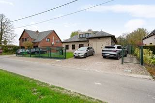Dit eigendom is gelegen op een unieke locatie te midden van de velden met een rustgevend en landelijk uitzicht. Het eigendom werd volledig...