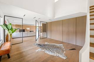 <p>In een rustige, residentiële villawijk bevindt zich deze uitzonderlijke, instapklare villa waar design, comfort en licht centraal staan. Achter de strakke gevel schuilt een verrassend ruime woning met een warme, minimalistische afwerking en hoogwaardige materialen.<br /><br />Grote raampartijen en een doordachte architectuur zorgen doorheen de hele woning voor een unieke beleving van licht en ruimte.<br /><br /><span><strong>INDELING</strong></span><br /><br />U wordt verwelkomd in een imposante inkomhal met vide en maatkasten. Via stijlvolle glazen pivotdeuren bereikt u de lichtrijke leefruimte met gezellige zithoek en ingewerkte haard.<br /><br />De open leefkeuken met strak kookeiland en kwalitatieve toestellen sluit naadloos aan op de eetruimte, die dankzij grote raampartijen uitkijkt op de tuin en het zwembad.<br /><br />Op de verdieping bevinden zich meerdere ruime slaapkamers (5 in totaal). De master suite beschikt over ingemaakte kasten en een luxueuze badkamer met vrijstaand bad, inloopdouche en dubbele wastafel.<br /><br />Daarnaast is er nog een extra badkamer aanwezig.<br /><br /><span><strong>BIJZONDERHEDEN</strong></span><br /><br />- Architecturale villa met overvloed aan natuurlijk licht<br />- Grote raampartijen met directe connectie naar tuin en terras<br />- Zwembad en sauna aanwezig<br />- Inpandige garage en praktische bergruimtes<br />- Airconditioning en moderne technieken aanwezig<br />- Mogelijkheid tot het inrichten van een kantoor of praktijkruimte op het gelijkvloers<br /><br />Een unieke kans voor wie op zoek is naar exclusief wonen met een perfecte balans tussen luxe en functionaliteit.</p>